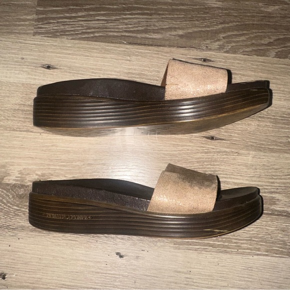 DONALD PLINER Fiji Light Bronze Distressed Metallic Thong Wedge Sandals Size 7 - Picture 5 of 8